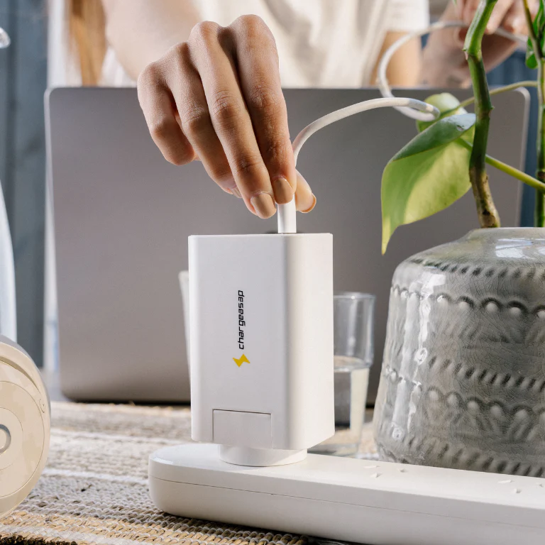 280W Zeus USB-C GaN Wattage Dsiplay Charger